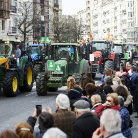 Los tractores cortan una calle de Santander durante las protestas. / EP