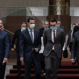 El presidente sirio Bashar al-Assad (2n I) reuniéndose con el viceprimer ministro ruso Yuri Borisov (izq.) Y el ministro de Relaciones Exteriores de Rusia, Sergey Lavrov (der.). /SANA /Europa Press