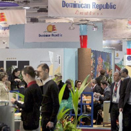 Decenas de personas visitan un stand en la Feria de Turismo de Berlín (ITB).