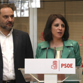 La diputada asturiana Adriana Lastra y el valenciano José Luis Ábalos, que serán la vicesecretaria general y el secretario de Organización del PSOE, respectivamente. EFE/J.J. Guillén