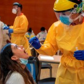 El negocio de la privada con las PCR se dispara ante los retrasos y la falta de recursos del sistema público