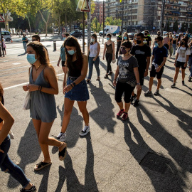Trabajadores de la enseñanza y alumnos manifiestándose este lunes en Vitoria. /EFE