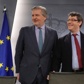 El portavoz del Gobierno, Íñigo Méndez de Vigo, y el ministro de Energia, Alvaro Nadal, poco antes de la rueda de prensa posterior al Consejo de Gobierno, en el Palacio de La Moncloa. EFE/Ángel Díaz.