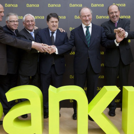 Rodrigo Rato y José Luis Olivas con los responsables de las otras cajas de ahorros que formaron Bankia, en la salida a bolsa de la entidad. EFE