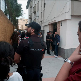 La Policía Nacional y los vecinos en la barriada de Los Rosales, en Ceuta, donde un agente de la Guardia Civil se ha suicidado disparándose en la vivienda que compartía con su mujer, a la cual tiroteó repetidamente y que ha resultado herida, aunque su