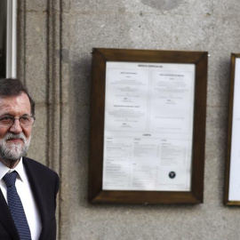 El presidente del Gobierno, Mariano Rajoy, a su salida de un restaurante en las inmediaciones del Congreso, horas después de fracasar en el pleno la moción de censura que presentó el grupo parlamentario Unidos Podemos contra él. EFE/Javier Lizón