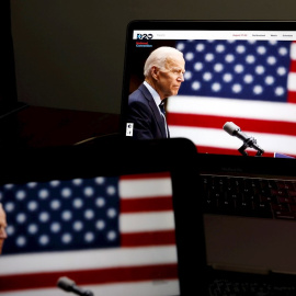 El candidato demócrata Joe Biden, mostrado en una computadora, habla durante la Convención Nacional Demócrata, en la ciudad de Nueva York. EFE / EPA / JASON SZENES