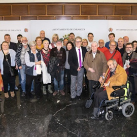 Representantes del movimiento memorialista, víctimas y cargos del ayuntamiento de Zaragoza, este jueves en el acto de presentación de la querella. / Daniel Marcos