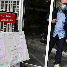 17/09/2020.- Una persona sale del ambulatorio de Buenos Aires de Vallecas este jueves. / EFE - Víctor Lerena