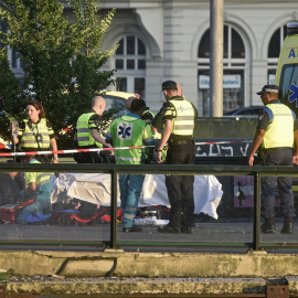 Policías investigan el atropello producido en los alrededores de la estación de metro de Ámsterdam Central. EFE/Evert Elzinga