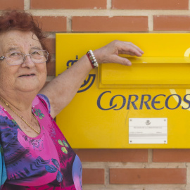 La que fuera la primera mujer cartero de España, Josefina Vicente Alcaráz, posa junto a un buzón de Correos en la Pedanía Murciana de Algezares. EFE/Marcial Guillén