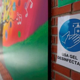 Mensaje para fomentar la higiene en un pasillo de un colegio público en la localidad madrileña de Torrejón de Ardoz. EFE/Rodrigo Jiménez