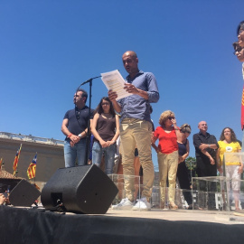 El exentrenador del FC Barcelona lee el manifiesto central del acto a favor del referéndum. EUROPA PRESS