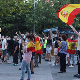 Concentración de manifestantes contra el Gobierno en Carabanchel (Madrid)./ Kiko Huesca (EFE)