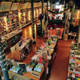 Pla general de la llibreria Altaïr de Barcelona, especialitzada en llibres de viatges. ALTAÏR