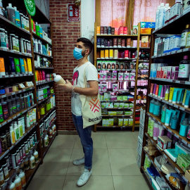 22/05/2020.- Un hombre frente a una estantería de productos cosméticos. EFE/Jorge Zapata/Archivo