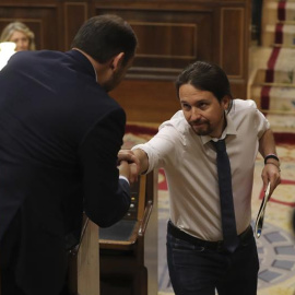 Pablo Iglesias se ha acercado a darle la mano a José Luis Ábalos al término de su debate. - EFE