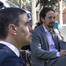 El presidente del Gobierno, Pedro Sánchez (i), y el vicepresidente segundo, Pablo Iglesias, en el acto de la firma del Pacto por la Reactivación Económica y el Empleo del Gobierno con los líderes de la CEOE, Cepyme, CC.OO. y UGT en el Palacio de la Mo