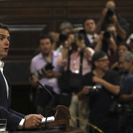 El líder de Ciudadanos, Albert Rivera, durante su intervención en la segunda jornada del debate de la moción de censura de Unidos Podemos contra el Gobierno de Mariano Rajoy, que será rechazada por amplia mayoría. EFE/Sergio Barrenechea