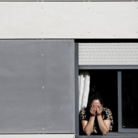 Una mujer llora ante su inminente desahucio. /SINC