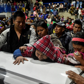 Varios familiares lloran durante el funeral de cinco miembros de la guardia indígenas asesinados durante un ataque de presuntos disidentes de la guerrilla cerca de un puesto de control en Tacueyo, área rural de Toribio, departamento de Cauca, Colombia, 