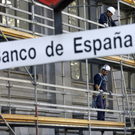 Letrero de la estación de Metro de 'Banco de España' con el edificio en obras al fondo. REUTERS