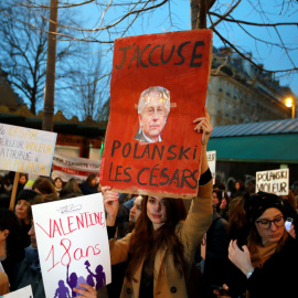 Asociaciones feministas protestan contra Polanski a las puertas de los César | Reuters
