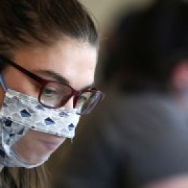 La lucha de las personas con problemas auditivos para lograr mascarillas transparentes