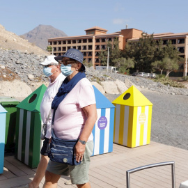 28/02/2020.- Dos turistas pasean en el sur de Tenerife. EFE/ Ramón De La Rocha