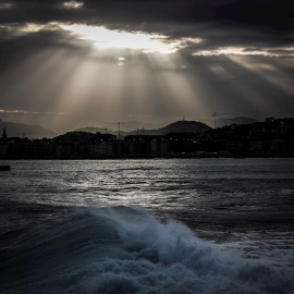 27/02/2020.- Vista del amanecer sobre la bahía de La Concha en San Sebastián. / EFE