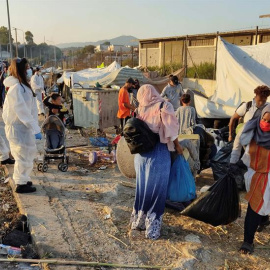 La Policía griega comenzó este jueves una amplia operación de traslado de los miles de refugiados que duermen desde hace días en los alrededores del devastado campo de Moria, en la isla de Lesbos, a un nuevo campo que aún está en construcción.En la