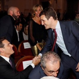 El líder del PP, Pablo Casado, saluda al presidente de Ciudadanos, Albert Rivera. EFE
