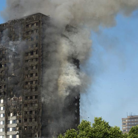 Bomberos trabajan en las labores de extinción del incendio declarado en la Torre Grenfell en Lancaster West Estate en Londres (Reino Unido) / EFE
