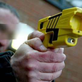 Foto de archivo de un agente con una pistola eléctrica. / EFE