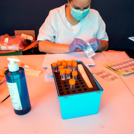 Una trabajadora sanitaria prepara un test PCR en Aranda de Duero. EFE/ Paco Santamaria