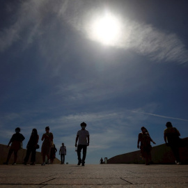 12/09/2020.- Varias personas caminan por el puente romano de Córdoba, en una imagen de archivo. / EFE