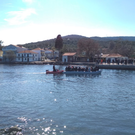 Lancha remolcada en el puerto de Zerni. JESÚS CUEVAS.