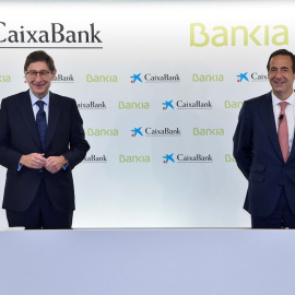 El presidente de Bankia, que será presidente ejecutivo de la nueva entidad, José Ignacio Goirigolzarri, y el consejero delegado de CaixaBank, que será consejero delegado de la nueva entidad, Gonzalo Gortázar, durante la rueda de prensa para presentar 
