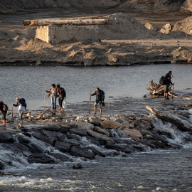 Un grupo de refugiados cruza por el río Meric la frontera griega. REUTERS/Marko Djurica
