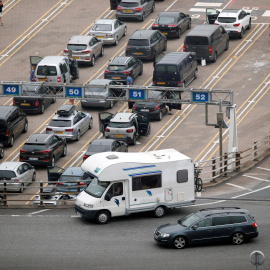 Los vehículos hacen cola este viernes tras salir de ferris en el puerto británico de Dover, después de Gran Bretaña haya impuesto una cuarentena de 14 días a quienes regresen de Francia desde este sábado a causa de la pandemia. REUTERS/Peter Cziborr