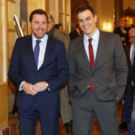 El secretario general del PSOE, Pedro Sánchez, junto al alcalde de Valladolid, el socialista Óscar Puente. EFE/Sergio Barrenechea