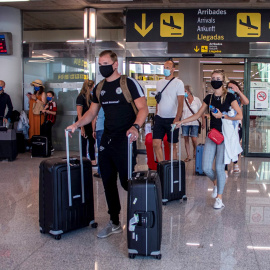 Viajeros en el aeropuerto de Son Sant Joan, en Palma de Mallorca. - EFE