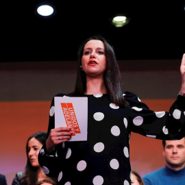 La portavoz parlamentaria de Ciudadanos, Inés Arrimadas, acompañada por varios líderes de la formación naranja, durante la presentación de la campaña "Unidos y Adelante" de su candidatura para liderar el partido. - EFE