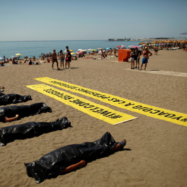 Activistas de Amnistía Internacional durante una performance en la playa de La Malagueta en Málaga con motivo del World Refugee Day.REUTERS/Jon Nazca