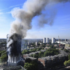 Vista del humo provocado por el incendio declarado en la Torre Grenfell en Lancaster West Estate en Londres. - EFE