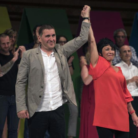 Arnaldo Otegi, coordinador general, y Maddalen Iriarte, portavoz en el Parlamento Vasco, durante el congreso de refundación de EH Bildu, que se ha dotado hoy de una nueva organización interna, con una Mesa Política que dirigirá la formación y veinte 