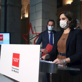 La presidenta madrileña, Isabel Díaz Ayuso, el vicepresidente madrileño, Ignacio Aguado (izda), y el consejero de Sanidad de Madrid, Enrique Ruiz. /EFE