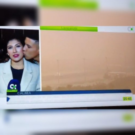 Momento en el que el acusado besa a la reportera de la televisión canaria.