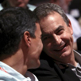 José Luis Rodríguez Zapatero (d), expresidente del Gobierno, habla con Pedro Sánchez (i), líder del PSOE, durante la inauguración del Congreso Federal del PSOE, esta mañana en Madrid. EFE/Sergio Barrenechea