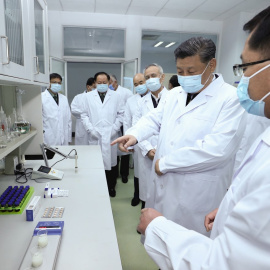 03/03/2020.- El presidente de China, Xi Jinping, visita un laboratorio que trabaja para lograr una vacuna contra el coronavirus. / EFE